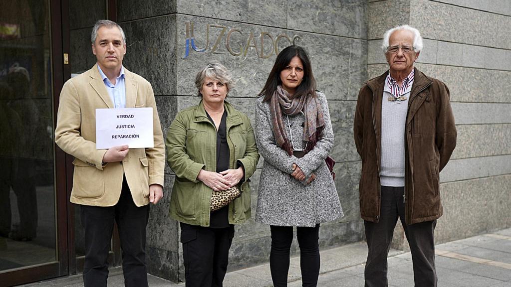 De izquierda a derecha: Guillermo Sierra (hermano de Manolo y entrevistado), Elena San José (una superviviente al accidente), María Dolores Sierra (hermana de Manolo) y Manuel Ángel Sierra (padre del fallecido)