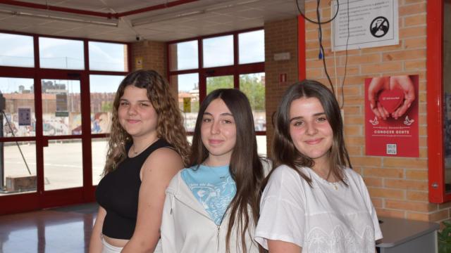 Paula de la Fuente, Paula Garrido y Sandra Jiménez posan en el pasillo del IES Arca Real