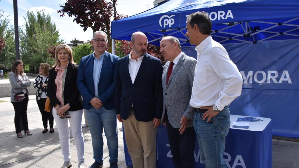 El vicesecretario de Coordinación Autonómica y Local del Partido Popular, Pedro Rollán, en el stand informativo junto a Jesús María Prada, José María Barrios, Elvira Velasco y Fernando Martínez-Maillo