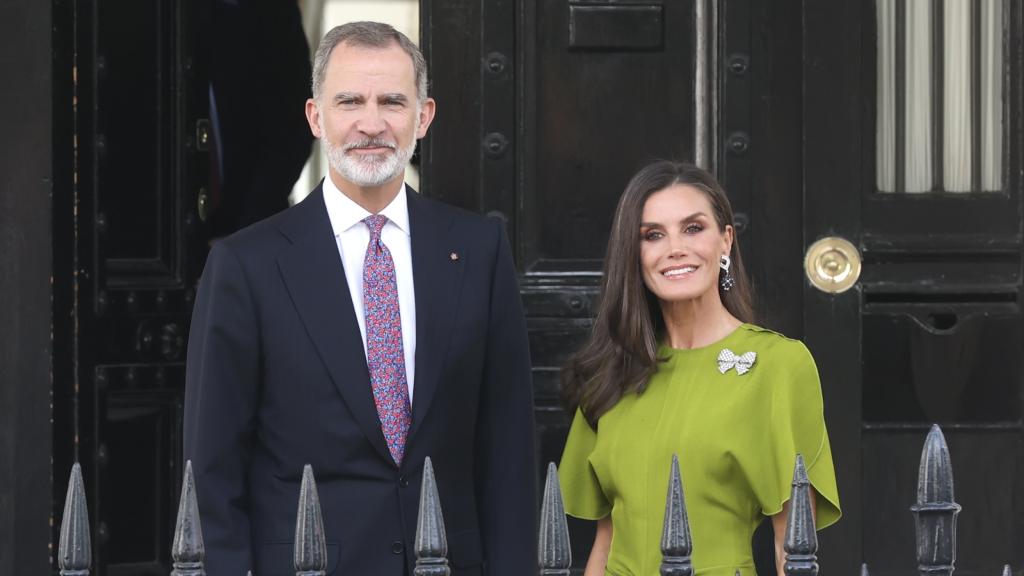 Los reyes Felipe VI y Letizia a la salida de la embajada española en Reino Unido.