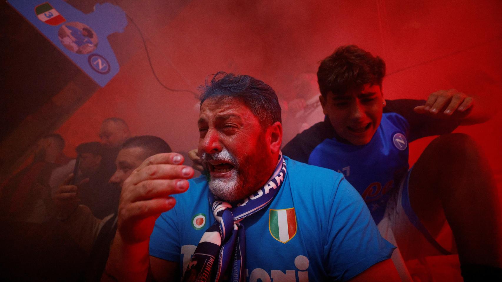 Un aficionado del Nápoles celebra el Scudetto de su equipo.