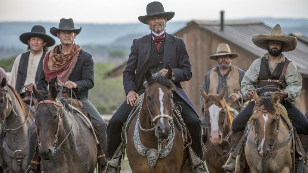 Benjamin Bratt, en el centro, en 'El cazador  de recompensas'