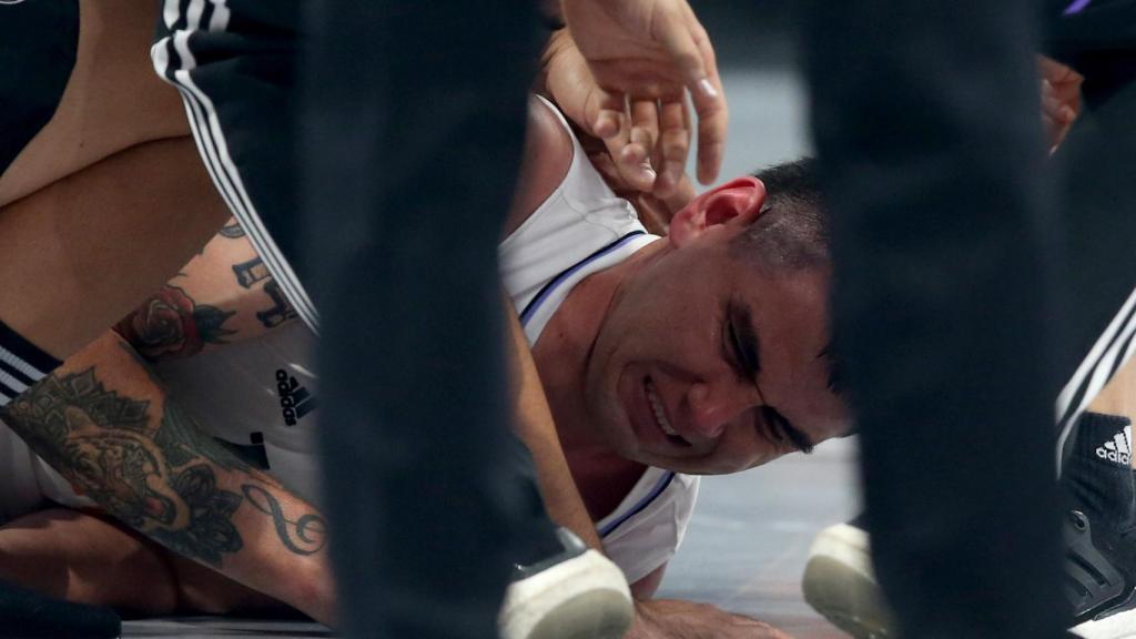 Gaby Deck se duele en el suelo tras lesionarse contra Partizán