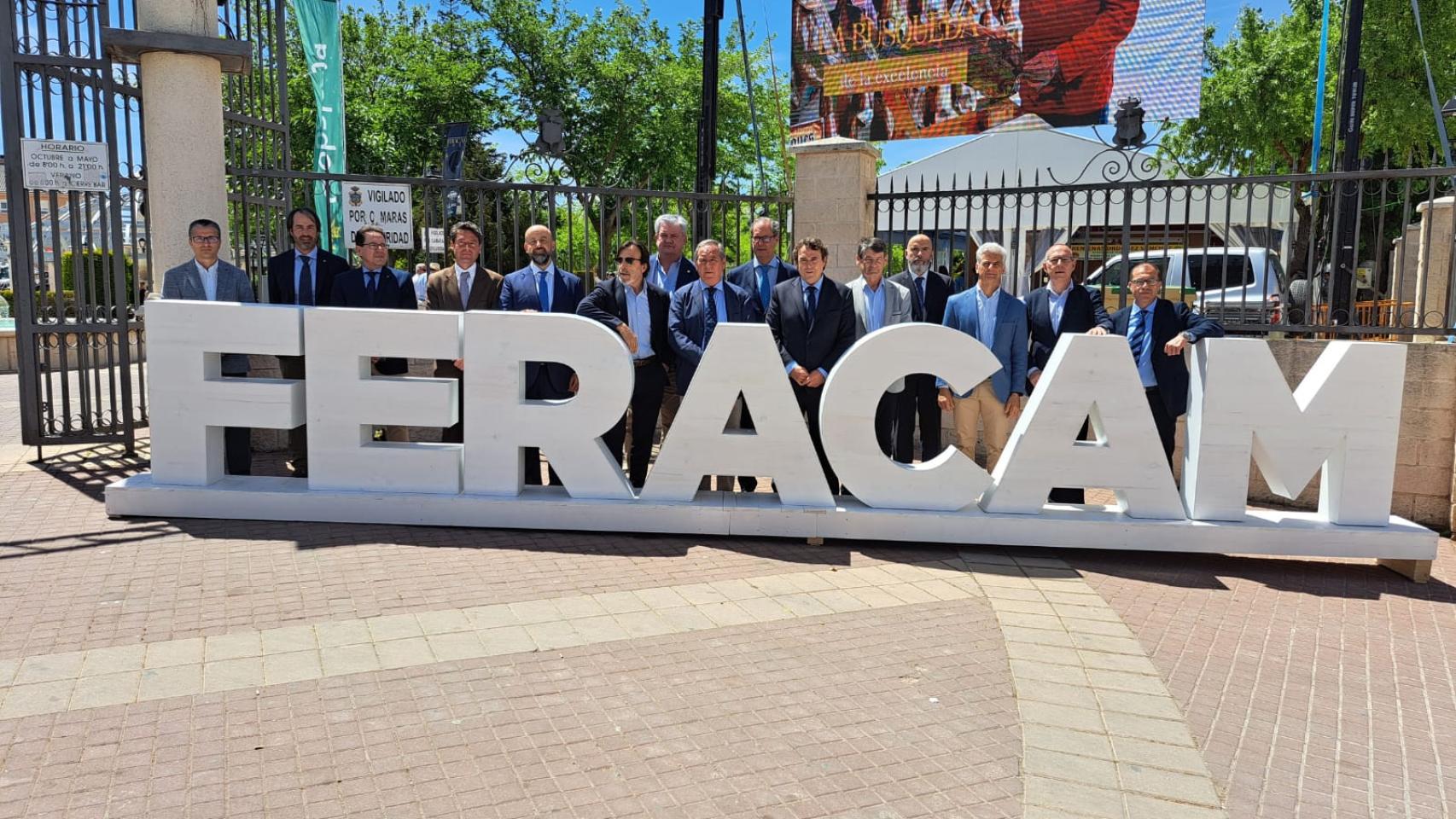 Foto de familia de la junta directiva de CECAM.
