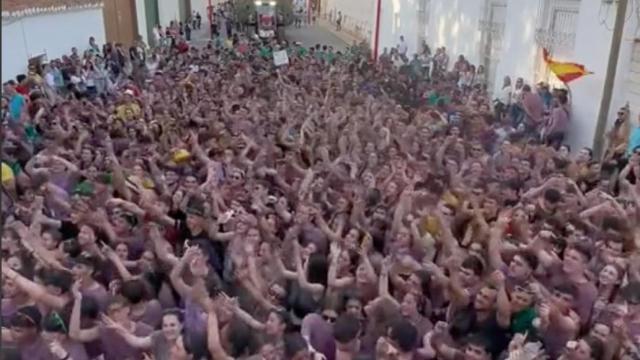 Se hace viral el vídeo de 2.000 jóvenes de Tomelloso cantando a una señora: Pelos de punta