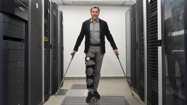 Óscar Puente, junto a los servidores informáticos del Ayuntamiento de Valladolid.