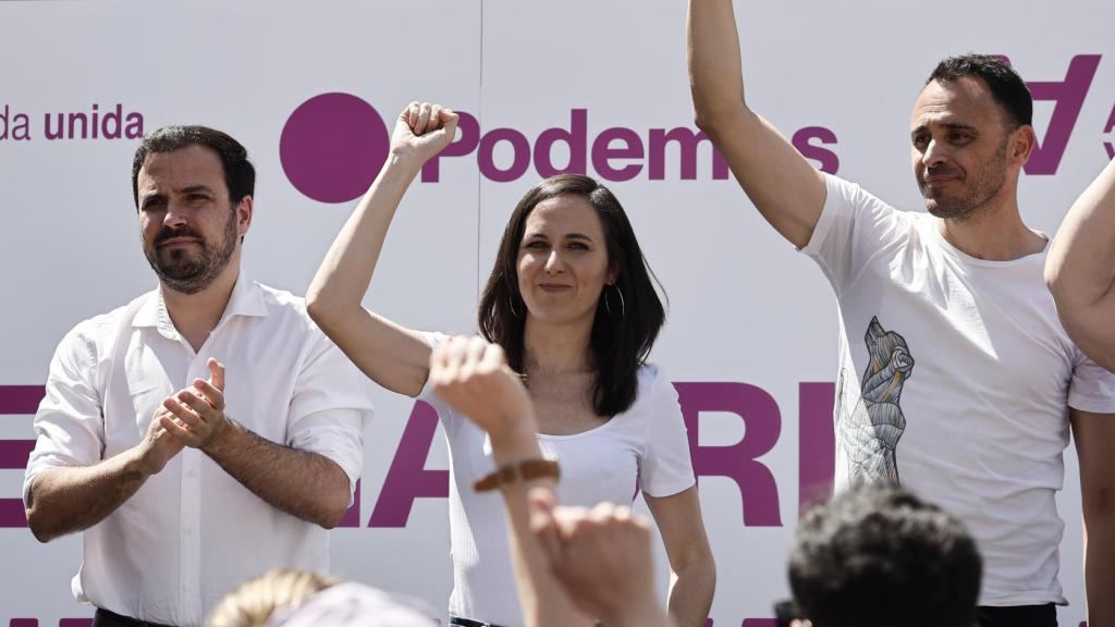 La secretaria general de Podemos, Ione Belarra (c), el coordinador federal de Izquierda Unida, Alberto Garzón (i), y el candidato de Podemos-IU a la alcaldía de Madrid, Roberto Sotomayor (d).