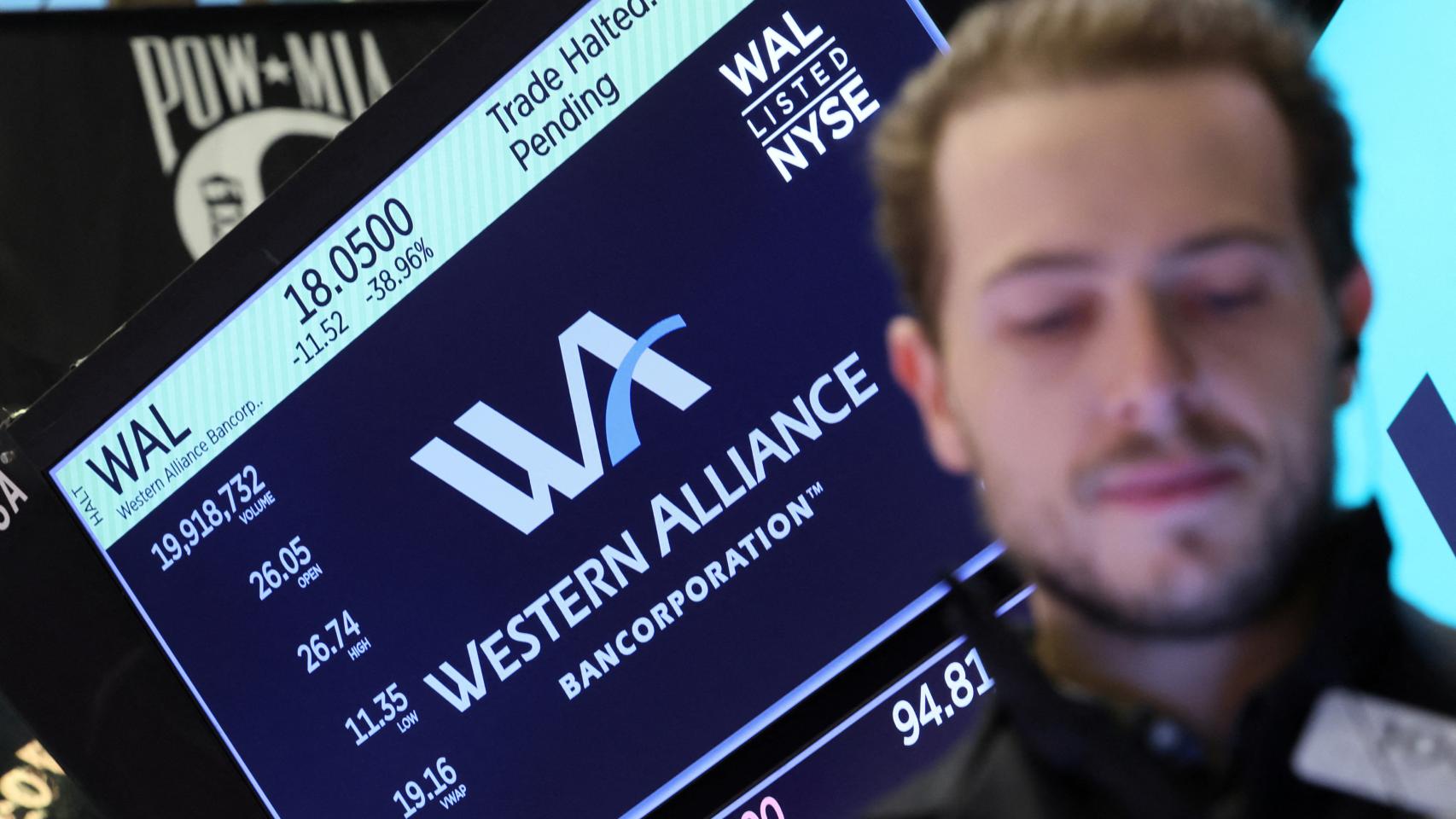 Pantalla en el parqué de la Bolsa de Nueva York en la que aparece el logo de Western Alliance.