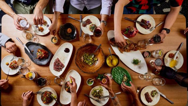 Platos de MamaQuilla, el restaurante que ensalza todo lo latino.