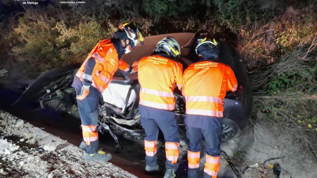 Efectivos del Consorcio de Bomberos que han intervenido en el grave accidente de tráfico ocurrido en Coín.