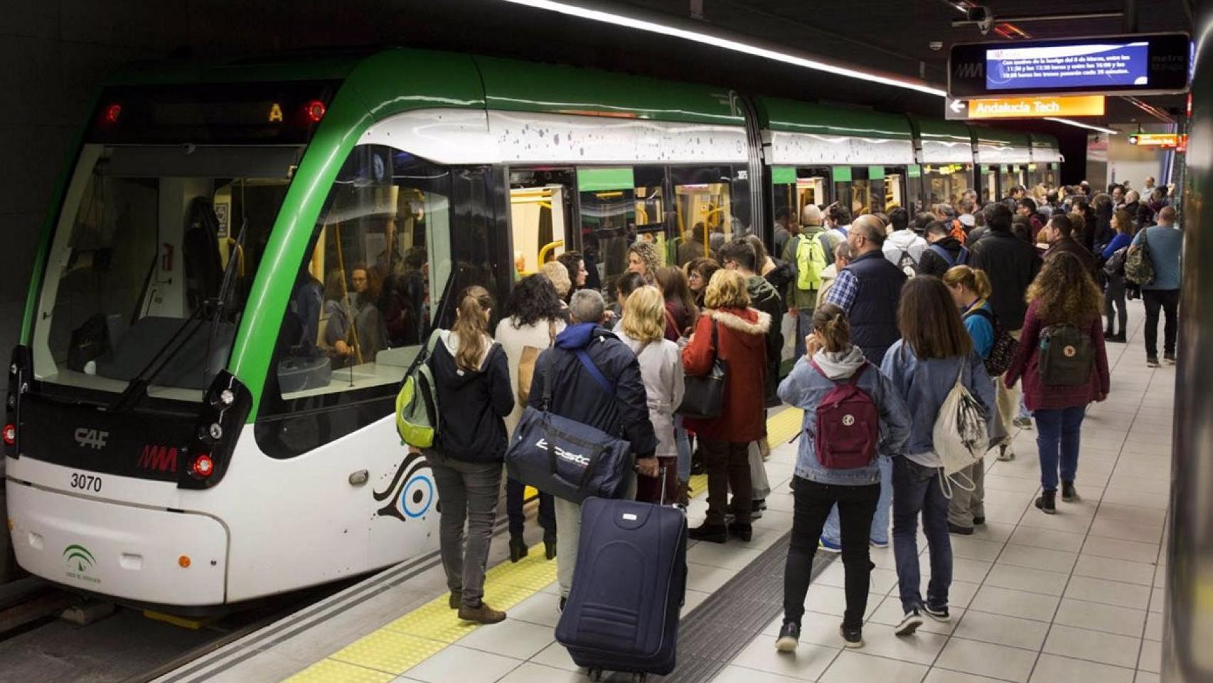 Viajeros del Metro de Málaga.