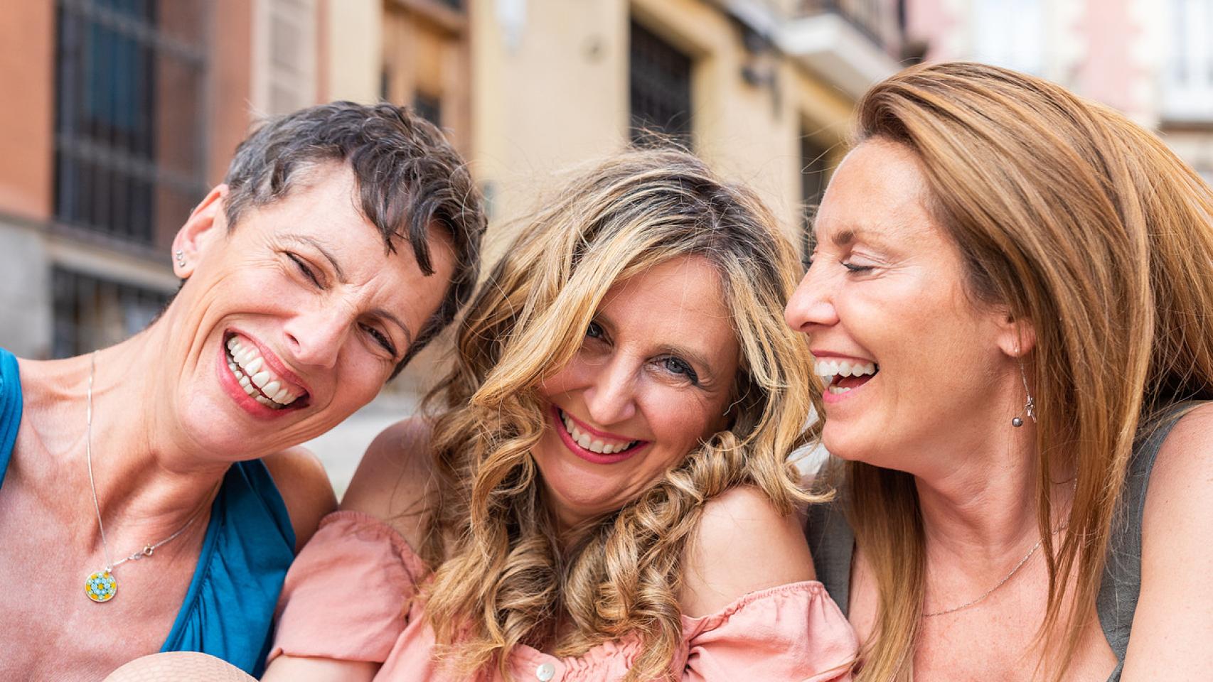 Tres amigas riendo juntas
