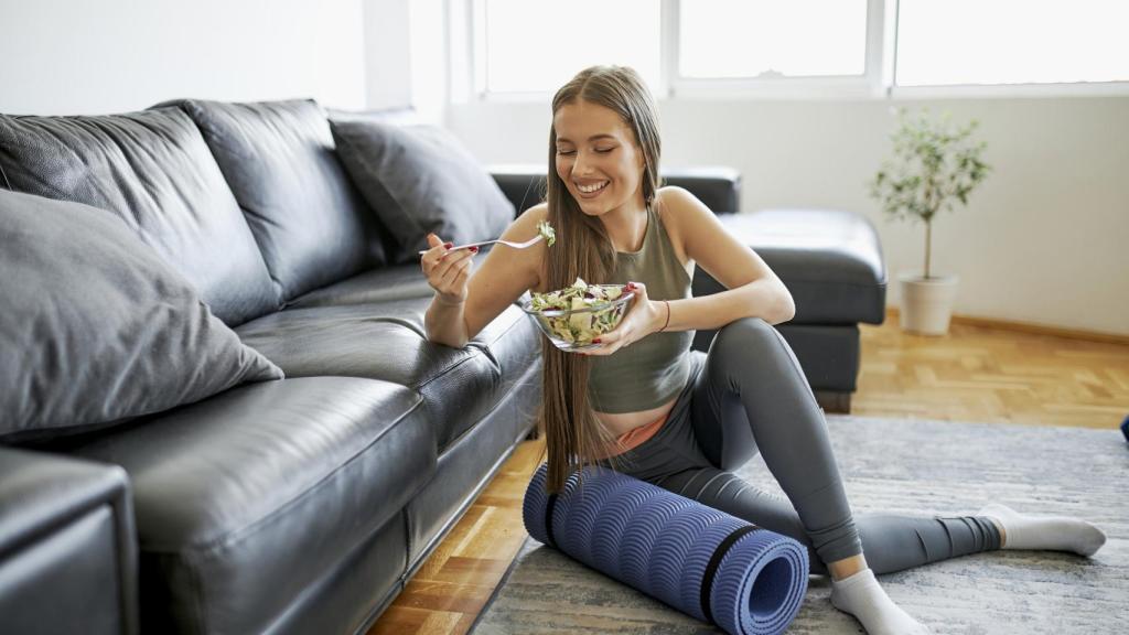 Mujer comiendo después de hacer ejercicio