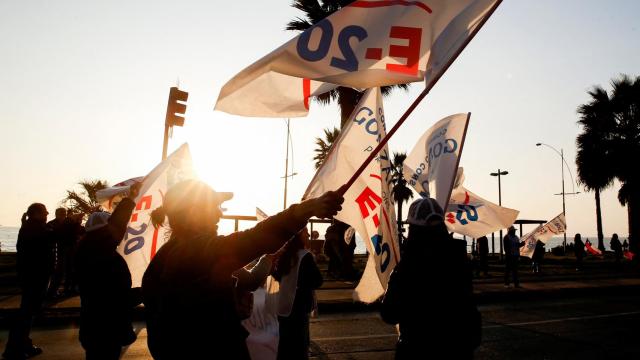 Manifestantes ondean banderas y pancartas en Valparaíso, antes de las elecciones nacionales de este domingo.