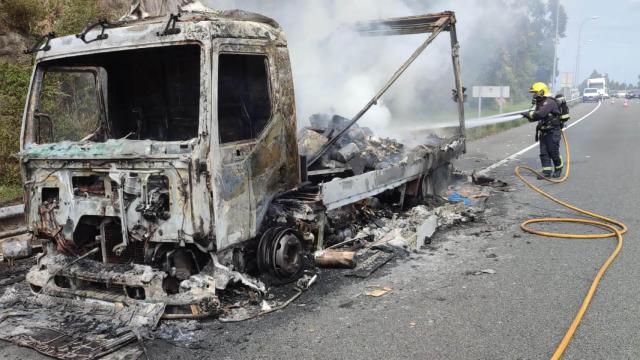 Imagen del camión calcinado