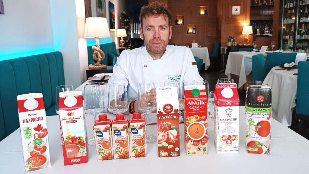 Jose Calleja, chef del restaurante Surtopía, junto a los siete gazpachos que va a valorar.