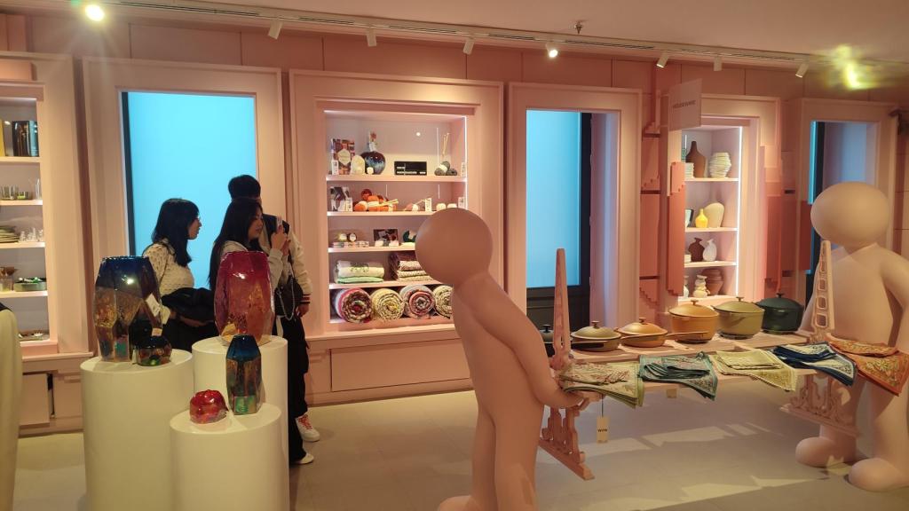 Un día en Wow, el psicodélico centro comercial de Gran Vía que pretende competir con El Corte Inglés