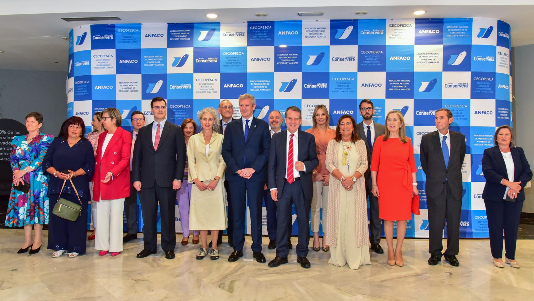 Foto de familia tras la entrega de las Medasllas Anfaco.