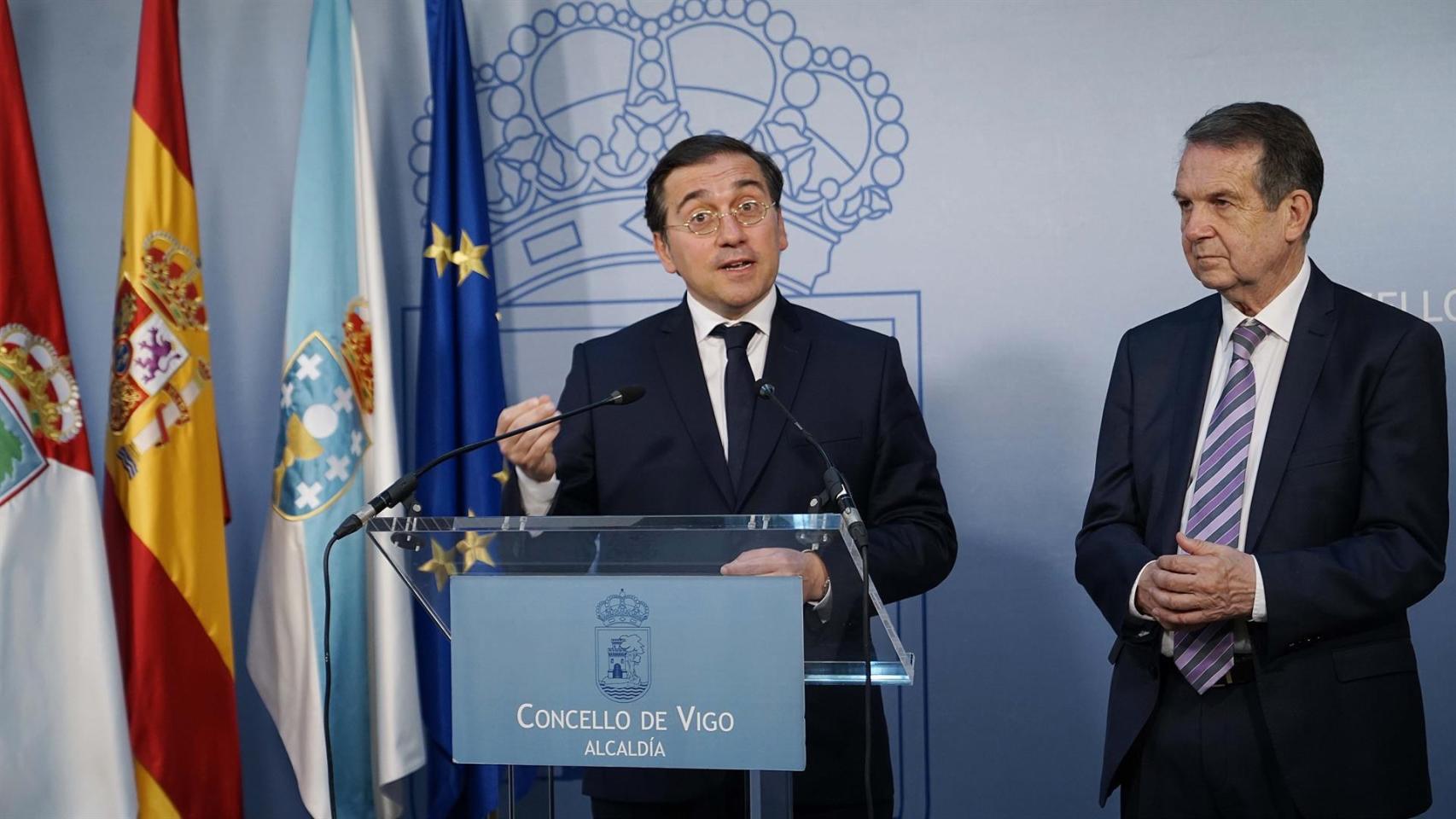 El ministro de Asuntos Exteriores, Cooperación y Unión Europea, José Manuel Albares, atiende a medios tras un encuentro con el alcalde de Vigo, Abel Caballero.