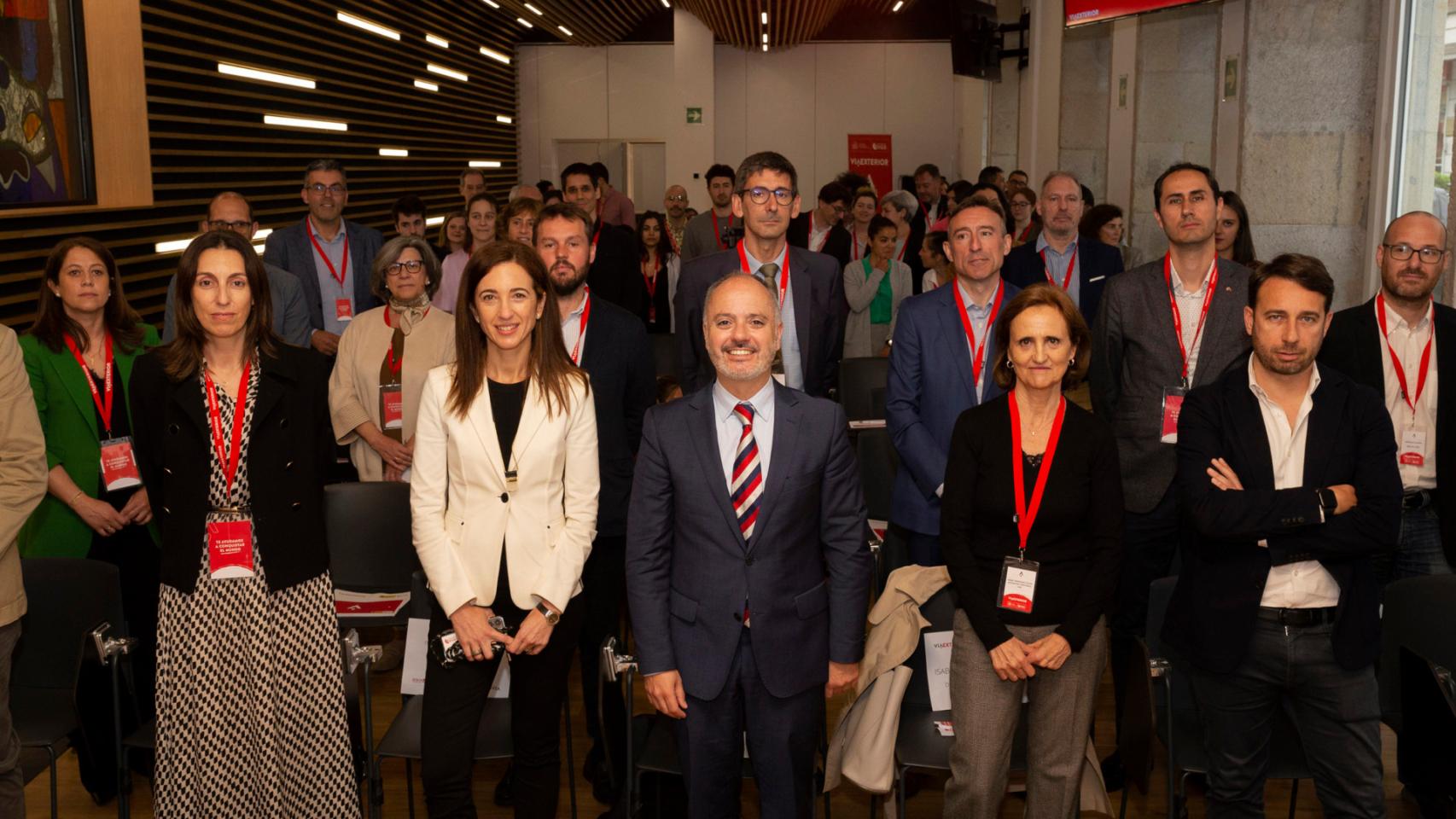 El delegado del Estado en el Consorcio de la Zona Franca de Vigo (CZFV), David Regades, (en el centro), junto a potenciales inversores y las 20 empresas participantes en ViaExterior V.