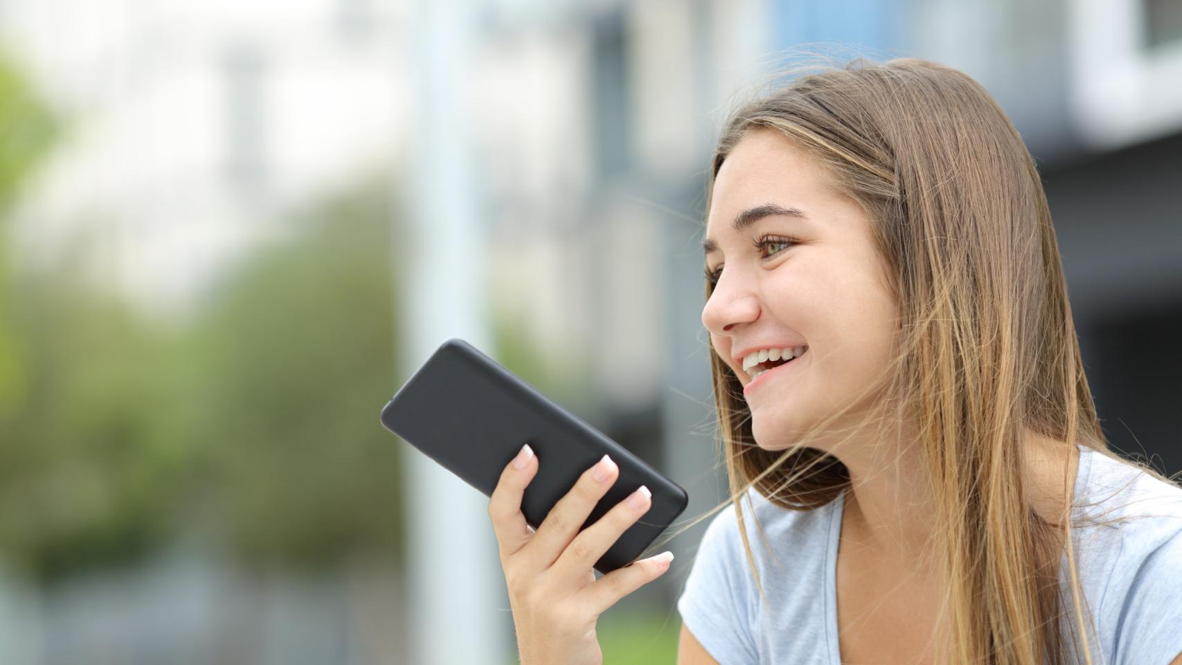Una mujer hablando por teléfono.