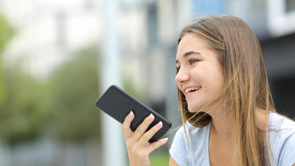 Una mujer hablando por teléfono.