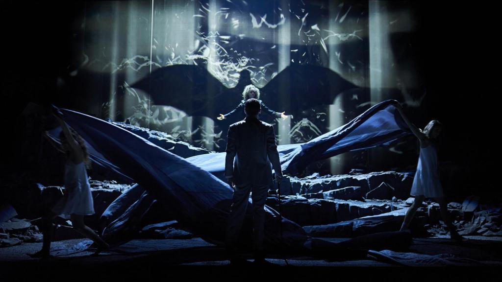 La original y efectiva escenografía de 'Paraíso perdido', en el Teatro María Guerrero de Madrid. Foto: David Ruano