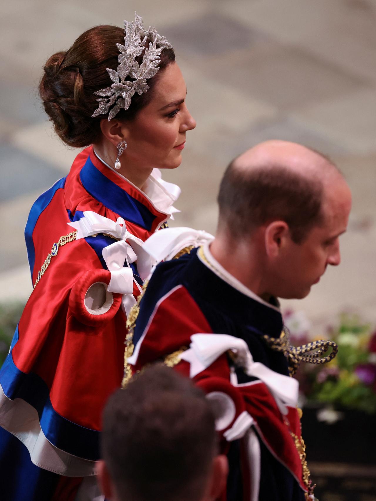Su tocado ha sido diseñado por la sombrerera Jess Collett para la marca británica Alexander McQueen.