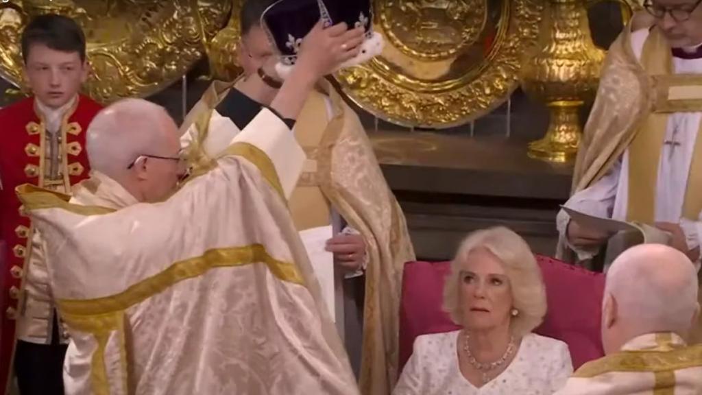 La reina Camila durante su coronación en una captura de la retransmisión televisiva de la BBC.