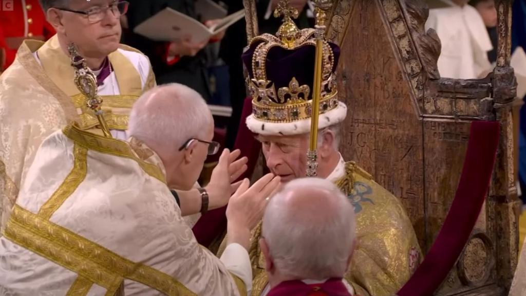 Carlos III durante su coronación en una captura de la cobertura televisiva de la BBC.