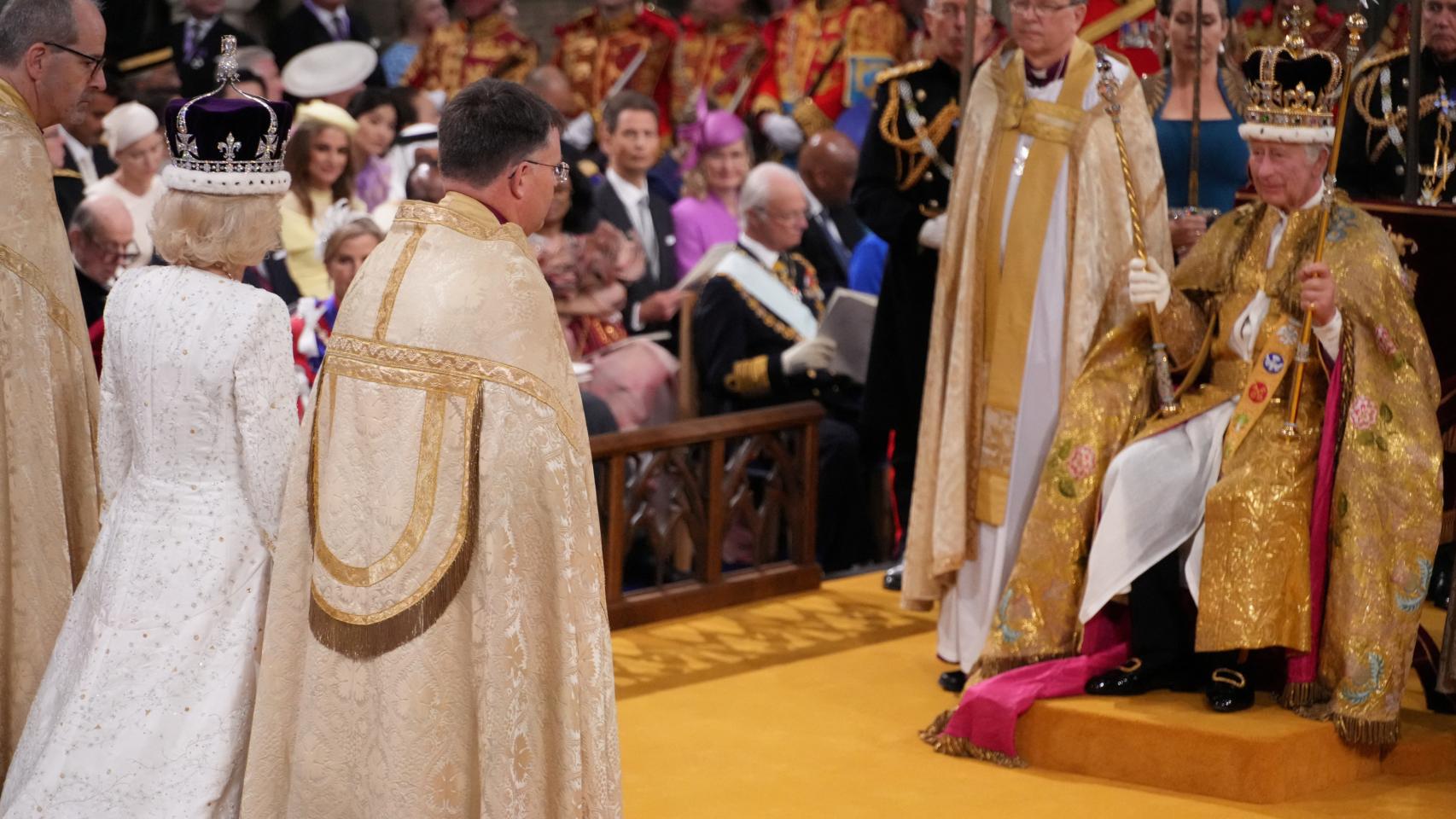 Los reyes Carlos y Camila en el momento de la coronación.