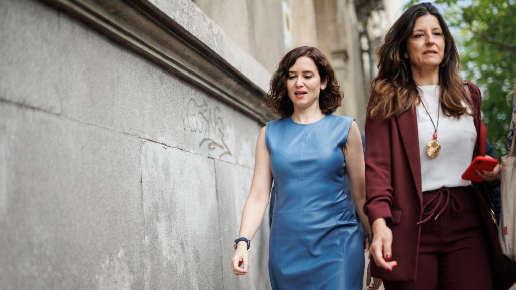 Isabel Díaz Ayuso y su jefa de Protocolo, Alejandra Blázquez, el pasado 30 de marzo, en Madrid.
