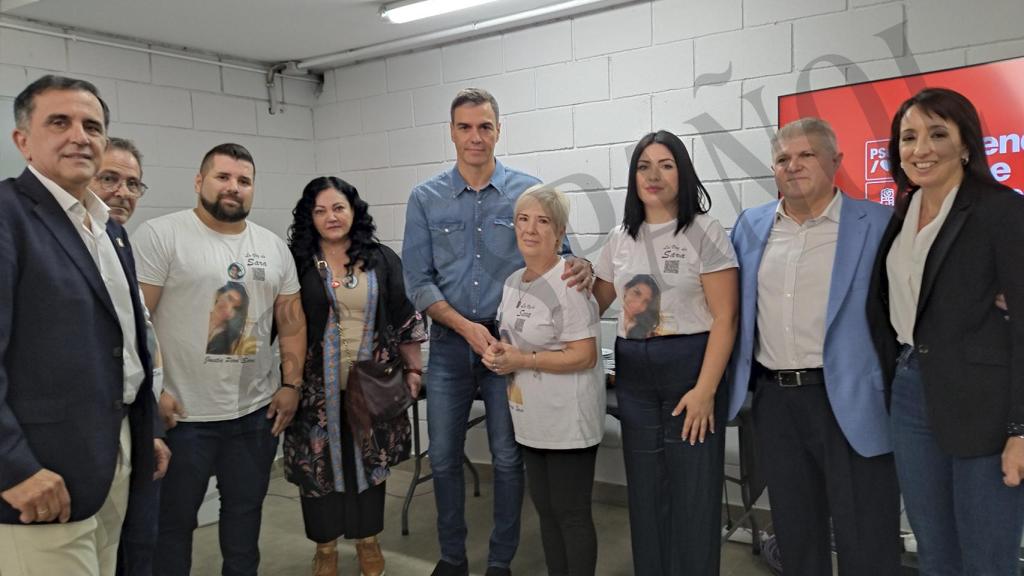 Pedro Sánchez cogiendo con cariño a Felisa, junto a su marido, Damián, sus hijos Rubén y Nora, el secretario general del PSOE en Murcia, José Vélez, el alcalde de Murcia José Antonio Serrano, y María Dolores Muñoz, presidenta de la Federación de Municipios de Murcia.