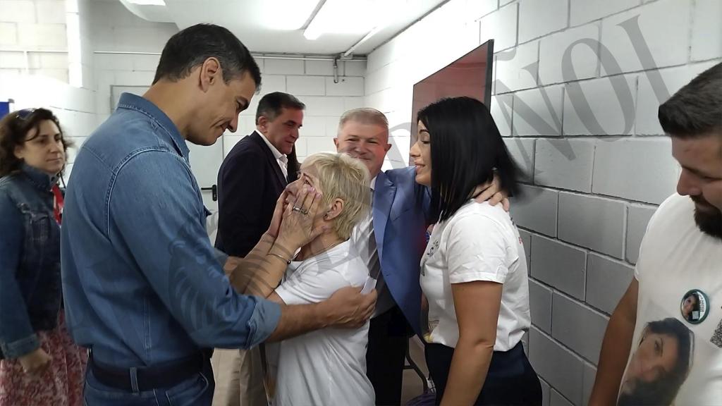 Felisa echándose las manos a la cara para no romper a llorar, mientras Pedro Sánchez la consuela.