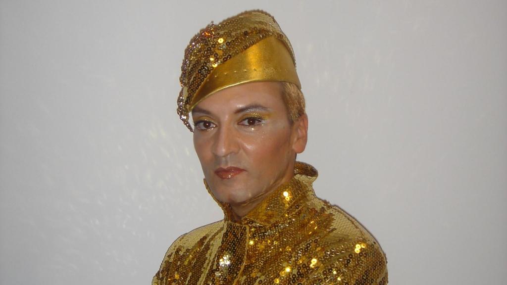 Enrique Viana con el vestuario de 'Mentiras delgadas o Un juzgado de cuplé'. Foto: E. Santaren