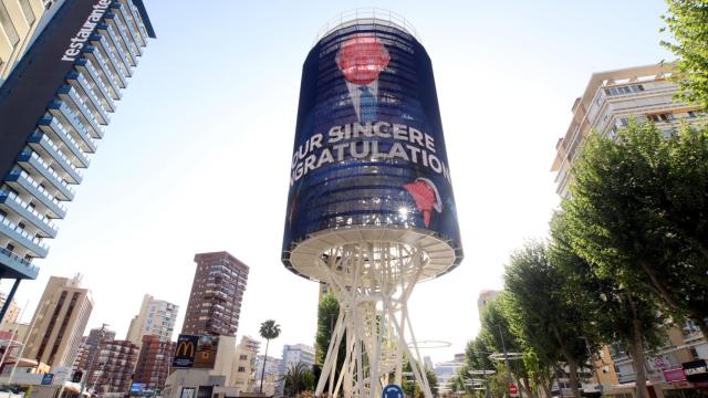 Las pantallas de la torre Tecno-hito y otras de la ciudad comparten la felicitación a Carlos III.