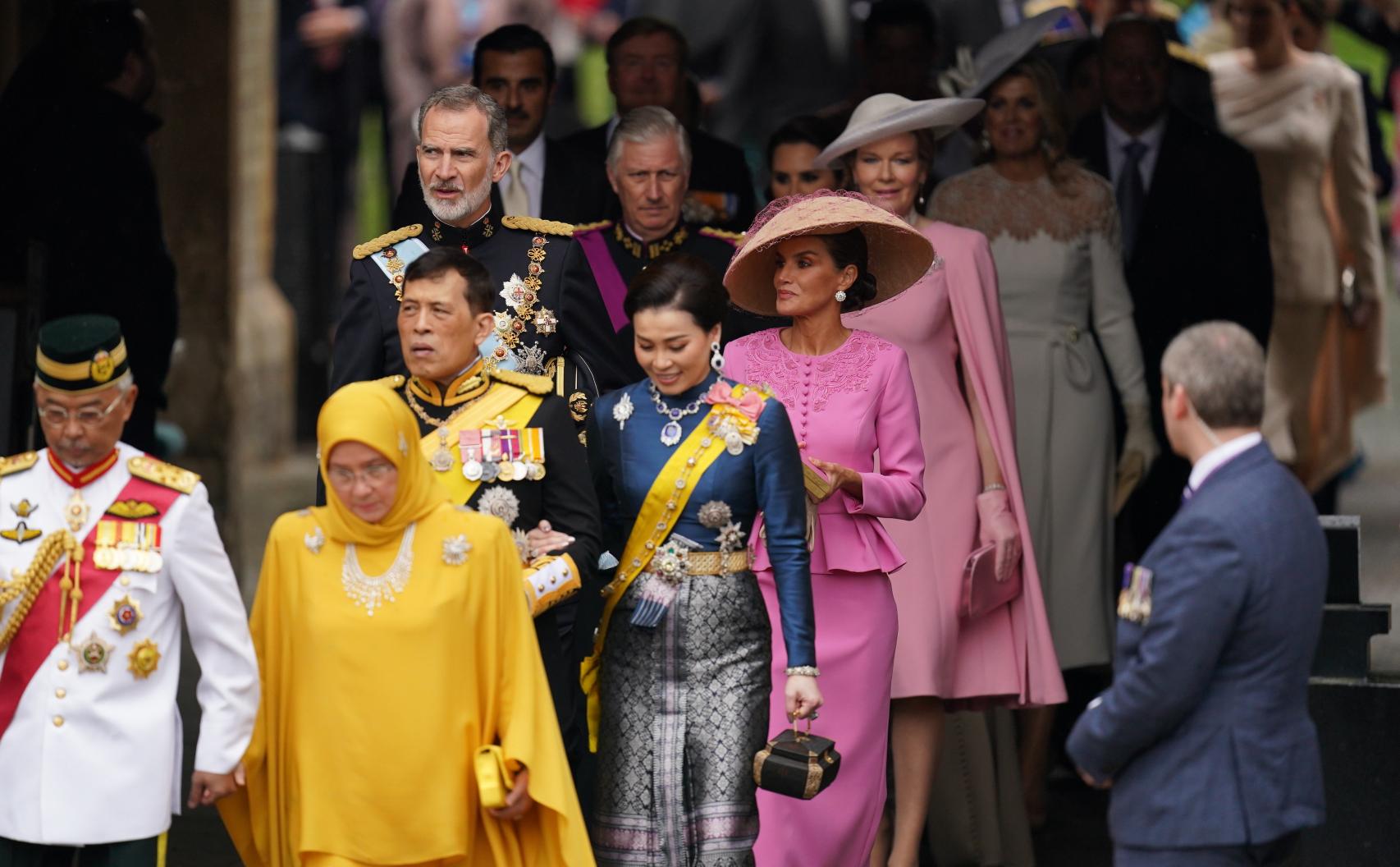 Algunos 'royals' desfilando en el interior de la abadía de Westminster. Entre ellos, los reyes Felipe y Letizia.