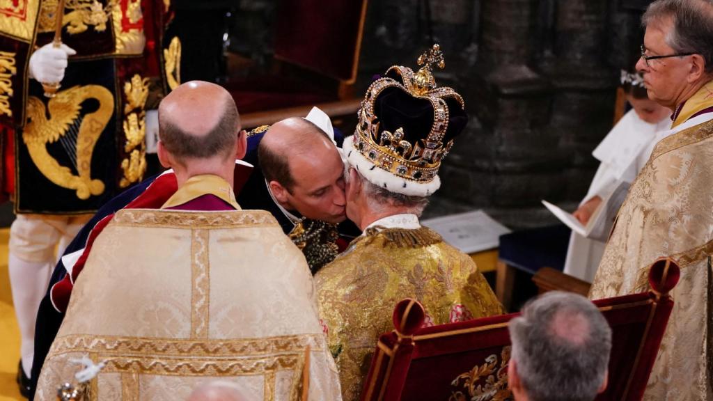 El príncipe Guillermo tras jurar ante su padre.