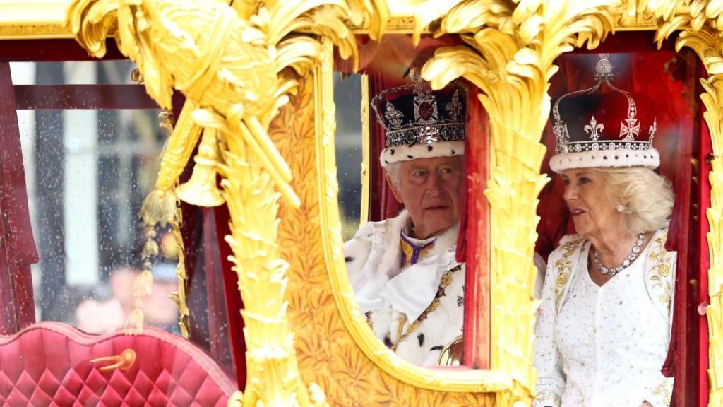 Carlos y Camila se dirigen a Buckingham en el carruaje de oro del Estado.