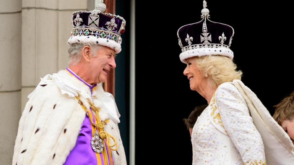 El rey Carlos III junto a su esposa Camila