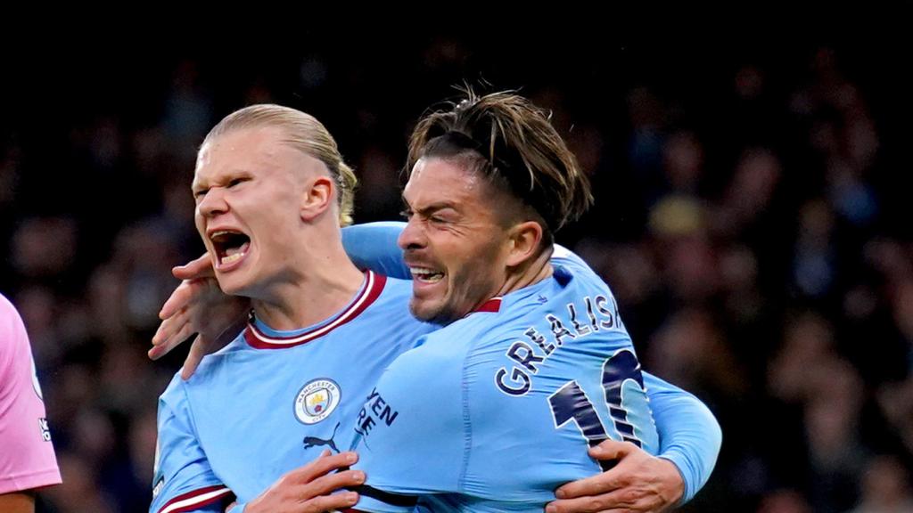 Erling Haaland, celebrando un gol del Manchester City con Jack Grealish