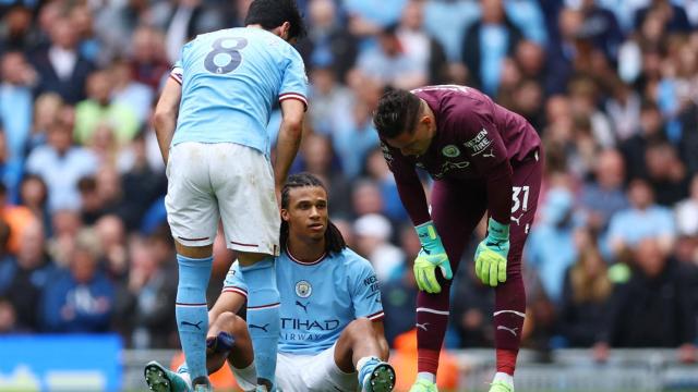 Ake, en el suelo lesionado.
