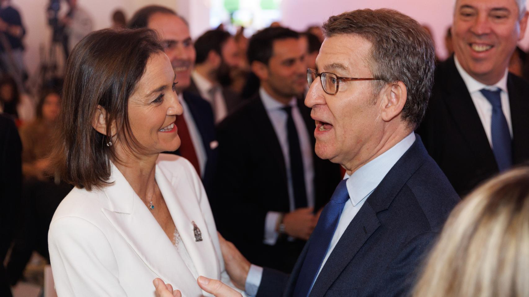 Alberto Núñez Feijóo, en una imagen de archivo junto a la entonces ministra de Turismo en una visita a Fitur.