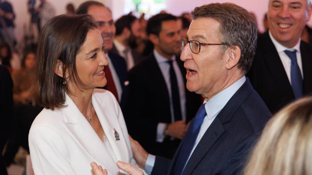 Alberto Núñez Feijóo, en una imagen de archivo junto a la entonces ministra de Turismo en una visita a Fitur.