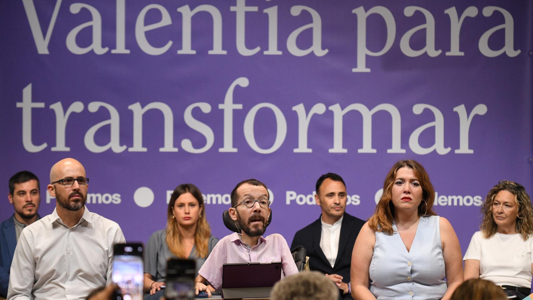 (I-D) José Luis Gascón, Nacho Álvarez, Alejandra Jacinto, Pablo Echenique, Roberto Sotomayor, Ángela Rodríguez, y Victoria Rosell durante la presentación del programa marco de Podemos para el 28-M.