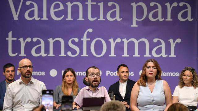 (I-D) José Luis Gascón, Nacho Álvarez, Alejandra Jacinto, Pablo Echenique, Roberto Sotomayor, Ángela Rodríguez, y Victoria Rosell durante la presentación del programa marco de Podemos para el 28-M.