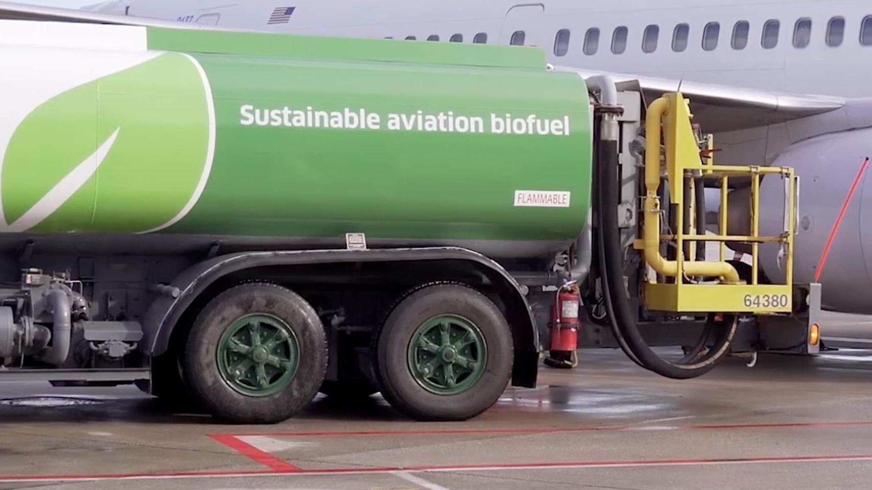 Cisterna con biocombustible SAF repostando en un avión.