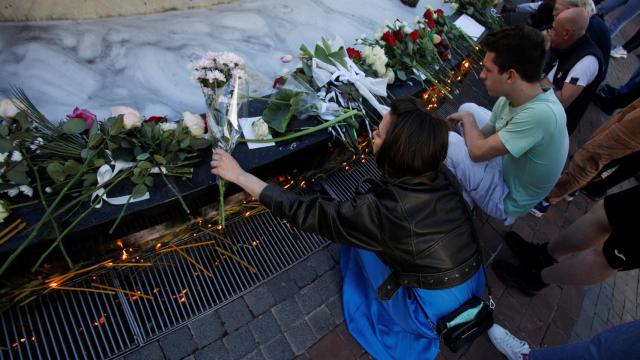 Homenaje por la matanza de la escuela en Belgrado (Serbia).