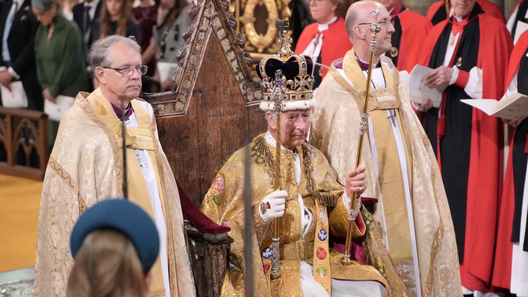 Carlos III, coronado rey de Inglaterra en la Abadía de Westminster.