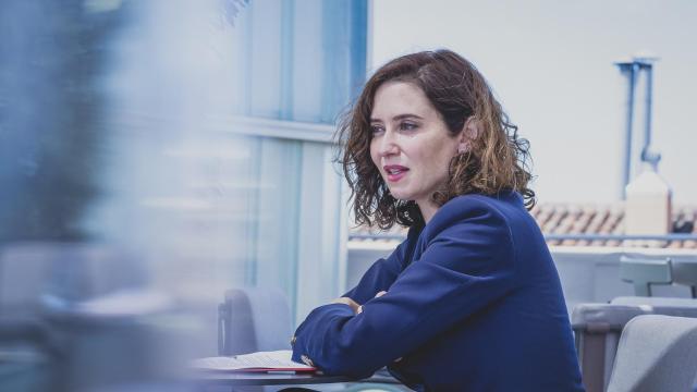 Isabel Díaz Ayuso el 4 de mayo en una terraza de Madrid durante su entrevista con EL ESPAÑOL.